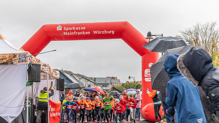 Bocksbeutellauf Thüngersheim       -  Rund 250 Läuferinnen und Läufer nehmen am Sonntag (05.11.23) beim Bocksbeutellauf in Thüngersheim teil. Unser Bild zeigt den Kinderlauf U10 über eine Distanz von 925 Meter.