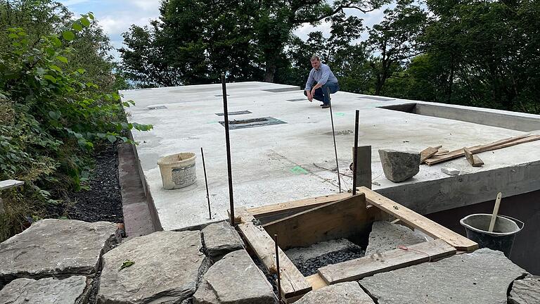 Bürgermeister Markus Röder begutachtet die Decke des Keller-Rohbaus. Er blickt auf den Eingangsbereich, vorne rechts ist der Platz für die Küche und im hinteren Teil wird die Gaststube für 60 Personen aufgebaut. Bürgermeister Markus Röder begutachtet die Decke des Keller-Rohbaus. Er blickt auf den Eingangsbereich, vorne rechts ist der Platz für die Küche und im hinteren Teil wird die Gaststube für 60 Personen aufgebaut.