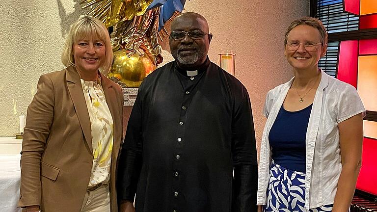 Claudia König vom Pfarrgemeinderat und Manuela Neubert von der Kirchenverwaltung übergaben Pfarrer Dr. Evaristus Ekweke nach dem Gottesdienst eine Spende der Gläubigen aus der Pfarreiengemeinschaft Liborius Wagner Markt Stadtlauringen. Claudia König vom Pfarrgemeinderat und Manuela Neubert von der Kirchenverwaltung übergaben Pfarrer Dr. Evaristus Ekweke nach dem Gottesdienst eine Spende der Gläubigen aus der Pfarreiengemeinschaft Liborius Wagner Markt Stadtlauringen.