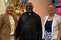 Claudia König vom Pfarrgemeinderat und Manuela Neubert von der Kirchenverwaltung übergaben Pfarrer Dr. Evaristus Ekweke nach dem Gottesdienst eine Spende der Gläubigen aus der Pfarreiengemeinschaft Liborius Wagner Markt Stadtlauringen.