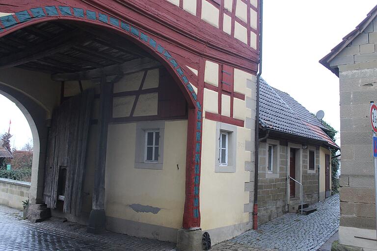Der Markt Abtswind will in die Sanierung der Häuser neben seinen beiden Toren an der Ortseinfahrt investieren. Hier das Torhaus am unteren Tor. Der Markt Abtswind will in die Sanierung der Häuser neben seinen beiden Toren an der Ortseinfahrt investieren. Hier das Torhaus am unteren Tor.