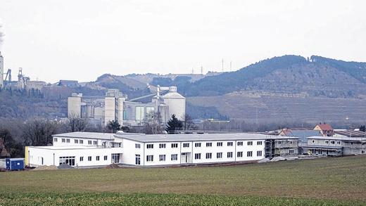 Es geht voran: Das Foto zeigt das Areal in Trennfeld, auf dem in diesem Jahr die Seniorenwohnanlage &bdquo;Generationen in Bewegung&ldquo; eröffnet werden soll. Links, wo der blaue Bauwagen steht, wird im nächsten Bauabschnitt ein Pflegeheim errichtet.