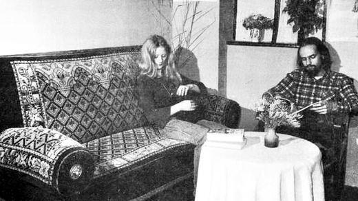 Das historische Sofa: Katharina Hess und Walter Rabb 1976 im „Groschenheft“. Das historische Sofa: Katharina Hess und Walter Rabb 1976 im „Groschenheft“.