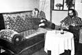 Das historische Sofa: Katharina Hess und Walter Rabb 1976 im &bdquo;Groschenheft&ldquo;.