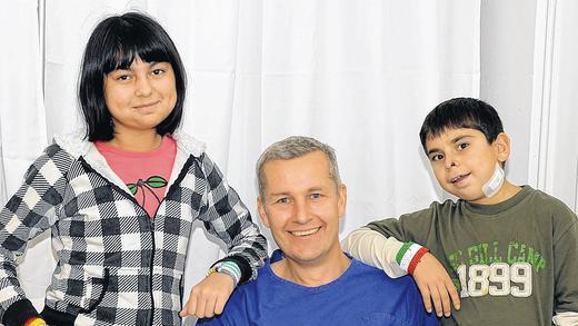 Endlich wieder geht der Mund wieder auf: Oydin aus Usbekistan und Barotali aus Tadschikistan konnten sich auf die ärztliche Kunst von Professor Alexander Kübler verlassen. Endlich wieder geht der Mund wieder auf: Oydin aus Usbekistan und Barotali aus Tadschikistan konnten sich auf die ärztliche Kunst von Professor Alexander Kübler verlassen.