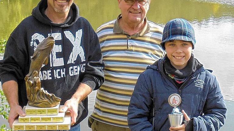Vereinsmeister stehen fest - (fp) Die Vereinsmeisterschaften beim Sportanglerverein Schwarzach hat Markus Hein (links) gewonnen. Der erfahrene Petrijünger siegte bei der Veranstaltung am Vereinsgewässer zwischen Düllstadt und Atzhausen mit einem Fanggewicht von 1860 Gramm. Jugendvereinsmeister wurde Marvin Götz (rechts, 1790 Gamm). Bei schönem Wetter nahmen insgesamt 25 Angler an den Vereinsmeisterschaften teil, darunter auch zwei Jugendliche. Die Siegerpokale überreichte Vorsitzender Walter Link (Mitte). Vereinsmeister stehen fest - (fp) Die Vereinsmeisterschaften beim Sportanglerverein Schwarzach hat Markus Hein (links) gewonnen. Der erfahrene Petrijünger siegte bei der Veranstaltung am Vereinsgewässer zwischen Düllstadt und Atzhausen mit einem Fanggewicht von 1860 Gramm. Jugendvereinsmeister wurde Marvin Götz (rechts, 1790 Gamm). Bei schönem Wetter nahmen insgesamt 25 Angler an den Vereinsmeisterschaften teil, darunter auch zwei Jugendliche. Die Siegerpokale überreichte Vorsitzender Walter Link (Mitte).