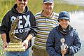 Vereinsmeister stehen fest       -  (fp)  Die Vereinsmeisterschaften beim Sportanglerverein Schwarzach hat Markus Hein (links) gewonnen. Der erfahrene Petrijünger siegte bei der Veranstaltung am Vereinsgewässer zwischen Düllstadt und Atzhausen mit einem Fanggewicht von 1860 Gramm. Jugendvereinsmeister wurde Marvin Götz (rechts, 1790 Gamm). Bei schönem Wetter nahmen insgesamt 25 Angler an den Vereinsmeisterschaften teil, darunter auch zwei Jugendliche. Die Siegerpokale überreichte Vorsitzender Walter Link (Mitte).
