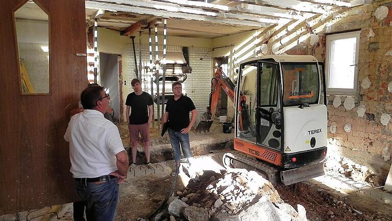 Das Strahlunger Rathaus wird momentan entkernt. Eine Überraschung boten die kleinen schmalen Betonträger der Decke des Erdgeschosses. Laut Statiker muss eine neue Decke eingezogen werden. Das Strahlunger Rathaus wird momentan entkernt. Eine Überraschung boten die kleinen schmalen Betonträger der Decke des Erdgeschosses. Laut Statiker muss eine neue Decke eingezogen werden.