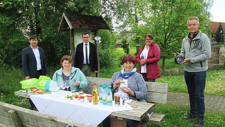 Zum Wandern und Fahrradwandern gehört eine zünftige Brotzeit, die der Allianz-Picknickbeutel bietet. Dafür werben (von links) Holger Becker, Allianz-Vorsitzender Armin Warmuth, Stephanie Kunder, Thomas Beck sowie die Repräsentantin des Bürgerbräus, Frau Kirchner und Helene Greubel (sitzend von links).       -  Zum Wandern und Fahrradwandern gehört eine zünftige Brotzeit, die der Allianz-Picknickbeutel bietet. Dafür werben (von links) Holger Becker, Allianz-Vorsitzender Armin Warmuth, Stephanie Kunder, Thomas Beck sowie die Repräsentantin des Bürgerbräus, Frau Kirchner und Helene Greubel (sitzend von links).