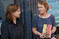 Krystyna Kuhn, die Organisatorin des Jugendliteraturpreises (links), und die Leiterin der Jury, Elisabeth Schmidt, mit dem prämierten Roman von Suza Kolb.