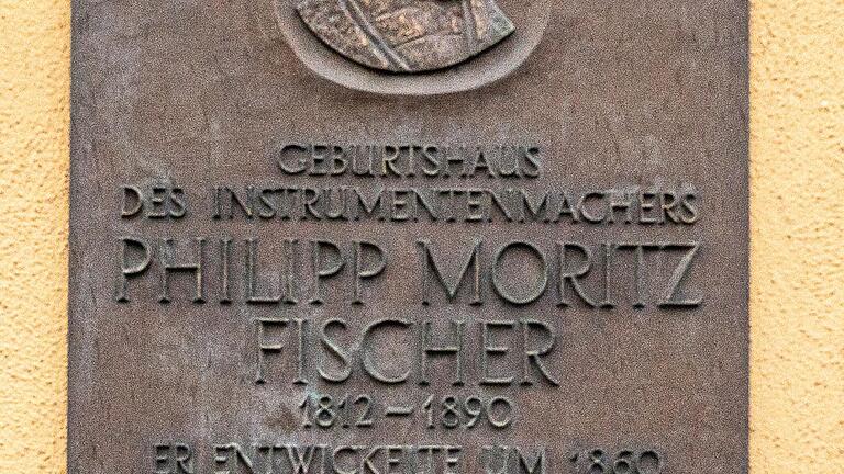 Auch das Geburtshaus von Philipp Moritz Fischer, der eines der ersten Fahrräder mit Tretkurbel entwickelte und einer der Gründerväter der Schweinfurter Industrie ist, steht in Oberndorf. Eine Gedenktafel erinnert an ihn. Auch das Geburtshaus von Philipp Moritz Fischer, der eines der ersten Fahrräder mit Tretkurbel entwickelte und einer der Gründerväter der Schweinfurter Industrie ist, steht in Oberndorf. Eine Gedenktafel erinnert an ihn.