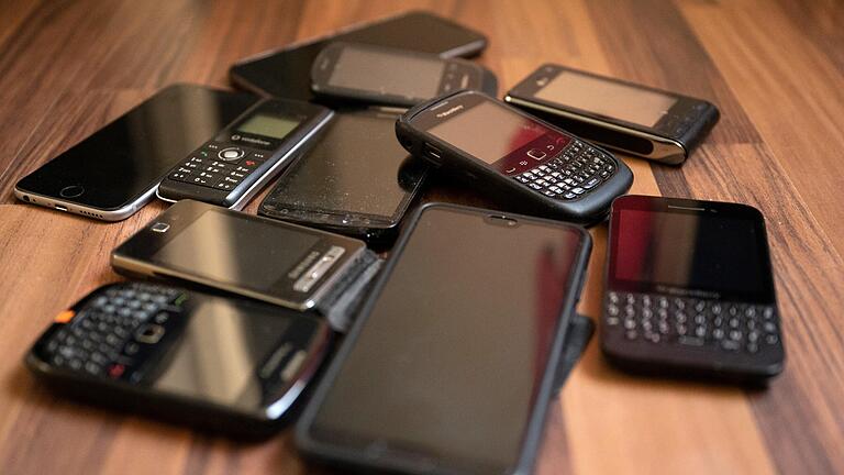 Alt gegen neu: Der Experte rät, ab wann man sein altes Smartphone gegen ein neues tauschen sollte – aus Sicherheitsgründen. Alt gegen neu: Der Experte rät, ab wann man sein altes Smartphone gegen ein neues tauschen sollte – aus Sicherheitsgründen.