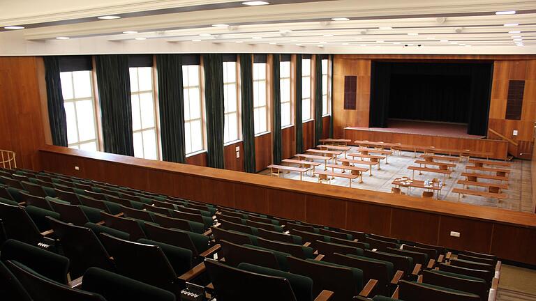 Stadthalle in Coronazeiten: Wo sonst über 700 Menschen Platz finden, dürften aktuell nur 140 Zuschauer sitzen. Stadthalle in Coronazeiten: Wo sonst über 700 Menschen Platz finden, dürften aktuell nur 140 Zuschauer sitzen.