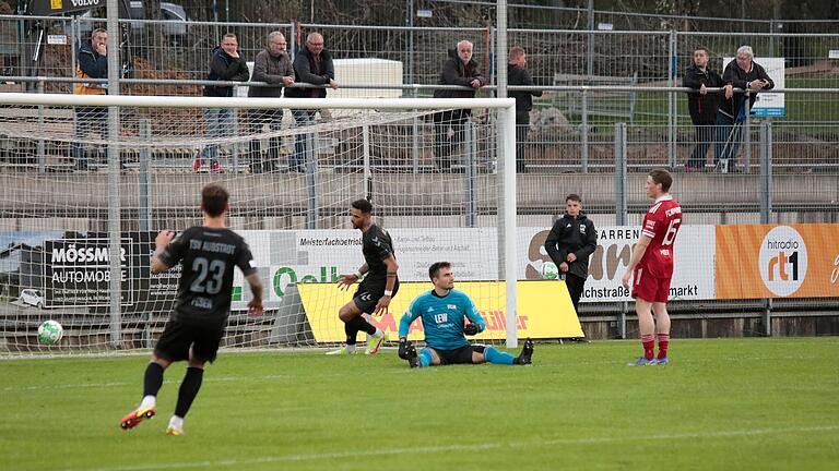 Ein Bild mit Symbolcharakter: Memmingens Torhüter Martin Gruber sitzt nach dem zwischenzeitlichen 1:2-Anschlusstreffer des TSV Aubstadt durch Michael Dellinger (dahinter) frustriert am Boden. Ein Bild mit Symbolcharakter: Memmingens Torhüter Martin Gruber sitzt nach dem zwischenzeitlichen 1:2-Anschlusstreffer des TSV Aubstadt durch Michael Dellinger (dahinter) frustriert am Boden.