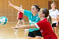 In der zweiten Halbzeit des Spiels gegen den TuS Helpup brachte der TSV Bergrheinfeld (rechts Larissa Schüll) mehr Präzision in sein Angriffsspiel und fand damit den Schlüssel zum Erfolg.