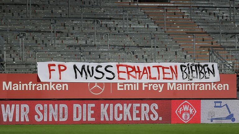 Plakativer Protest: Beim letzten Heimspiel des Jahres 2024 gegen Burghausen demonstrierten die Fans der Würzburger Kickers im Stadion mit einem Transparent für den Erhalt des Fanprojekts (FP). Plakativer Protest: Beim letzten Heimspiel des Jahres 2024 gegen Burghausen demonstrierten die Fans der Würzburger Kickers im Stadion mit einem Transparent für den Erhalt des Fanprojekts (FP). 