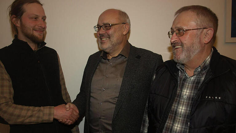 Bürgermeister Franz Kuhn (Mitte) begrüßte den neuen Leiter des Gemeindewaldes Matthias Lunz (links) und dankte Reinhard Landgraf, der sich als Forstschutzbeauftragter zur Verfügung stellt. Foto: Stefan Geiger - Bürgermeister Franz Kuhn (Mitte) begrüßte den neuen Leiter des Gemeindewaldes Matthias Lunz (links) und dankte Reinhard Landgraf, der sich als Forstschutzbeauftragter zur Verfügung stellt. Foto: Stefan Geiger Bürgermeister Franz Kuhn (Mitte) begrüßte den neuen Leiter des Gemeindewaldes Matthias Lunz (links) und dankte Reinhard Landgraf, der sich als Forstschutzbeauftragter zur Verfügung stellt. Foto: Stefan Geiger - Bürgermeister Franz Kuhn (Mitte) begrüßte den neuen Leiter des Gemeindewaldes Matthias Lunz (links) und dankte Reinhard Landgraf, der sich als Forstschutzbeauftragter zur Verfügung stellt. Foto: Stefan Geiger