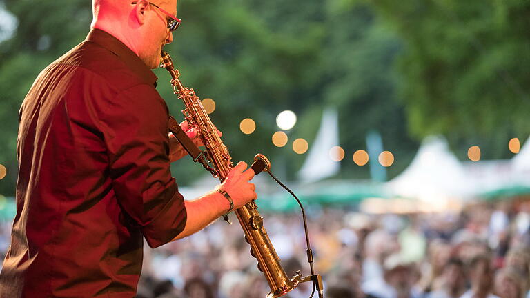 Viele Menschen tummeln sich am Donnerstag (15.06.17) auf dem Umsonst & Draussen-Festival auf den Talavera Mainwiesen. Die Band Red Manhole spielt auf der Draussen-Bühne.