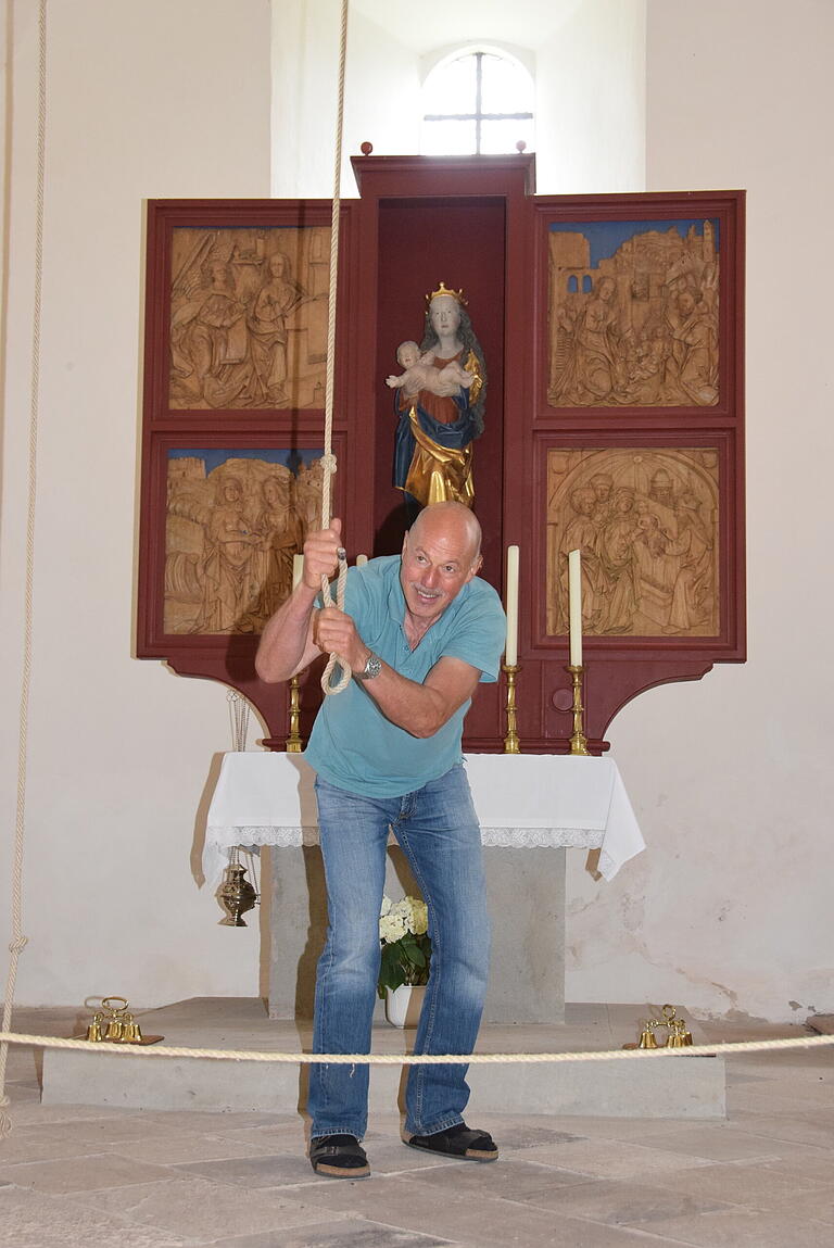 Vollen körperlichen Einsatz muss Siegfried Schweinfest bringen, wenn er in Serrfeld die Glocken läutet. Vollen körperlichen Einsatz muss Siegfried Schweinfest bringen, wenn er in Serrfeld die Glocken läutet.