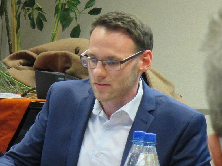 Oliver Legler vom Bayerischen Landesamt für Gesundheit und Lebensmitteltechnik referierte über die ambulante ärztliche Versorgung von Königsberg. Oliver Legler vom Bayerischen Landesamt für Gesundheit und Lebensmitteltechnik referierte über die ambulante ärztliche Versorgung von Königsberg.