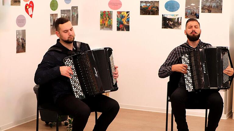 Im Bild die Akkordeonspieler Sinisa Ljubojevic und Djordje Vasiljevic. Im Bild die Akkordeonspieler Sinisa Ljubojevic und Djordje Vasiljevic.