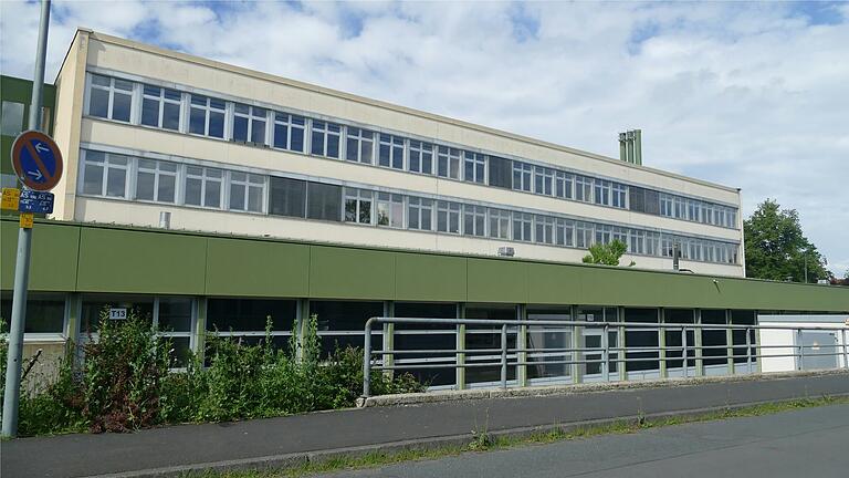 Die Kitzinger Berufsschule ist in die Jahre bekommen. Jetzt wird der in Teilen 1957 errichtete Komplex vom Landkreis modernisiert. Die Kitzinger Berufsschule ist in die Jahre bekommen. Jetzt wird der in Teilen 1957 errichtete Komplex vom Landkreis modernisiert.