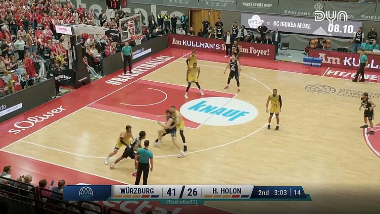 In der zweiten Welle setzt Zac Seljaas einen Block für Mike Davis Jr., der gerade am Ball ist (unten vom Schiedsrichter verdeckt). In der zweiten Welle setzt Zac Seljaas einen Block für Mike Davis Jr., der gerade am Ball ist (unten vom Schiedsrichter verdeckt).