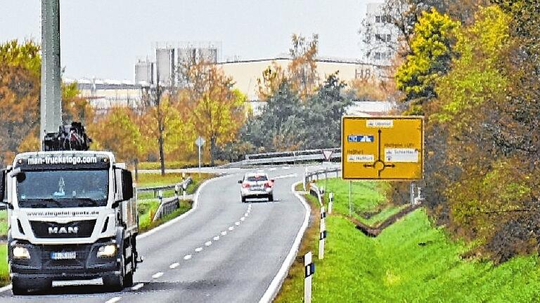 Der Radweg von Prappach nach Haßfurt kann nicht gebaut werden, da die Trasse an der ehemaligen Haßfurter Müllkippe (rechts im Bild) an der Prappacher Straße vorbeiführt und das Landesamt für Umwelt die alte Müllkippe weiterhin ständig überprüft. Der Radweg von Prappach nach Haßfurt kann nicht gebaut werden, da die Trasse an der ehemaligen Haßfurter Müllkippe (rechts im Bild) an der Prappacher Straße vorbeiführt und das Landesamt für Umwelt die alte Müllkippe weiterhin ständig überprüft.