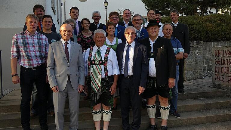 Die Gemeinderäte aus Ermershausen und Unterammergau freuen sich gemeinsam mit (vorne von links) Landrat Wilhelm Schneider, Bürgermeister Michael Gansler, Bürgermeister Günter Pfeiffer, Landrat Anton Speer sowie Landtagsabgeordneten Gerald Pittner (hinten links) über die tiefe Freundschaft, die beide Kommunen verbindet.