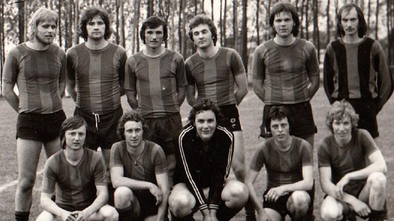 Die erfolgreiche Märzenbrüder Mannschaft nach den Gewinn der 1. Fußball-Dorfmeisterschaft 1976 (stehend von links) Heinz Ellmann, Erich Zösch, Richard Seufert, Bernhard Bader, Bernhard Ruß, Emil Moser, (vorne von links) Reinhold Förtsch, Manfred Wittig, Günther Schneider, Arthur Pfaff und Siegfried Krines. Die erfolgreiche Märzenbrüder Mannschaft nach den Gewinn der 1. Fußball-Dorfmeisterschaft 1976 (stehend von links) Heinz Ellmann, Erich Zösch, Richard Seufert, Bernhard Bader, Bernhard Ruß, Emil Moser, (vorne von links) Reinhold Förtsch, Manfred Wittig, Günther Schneider, Arthur Pfaff und Siegfried Krines.