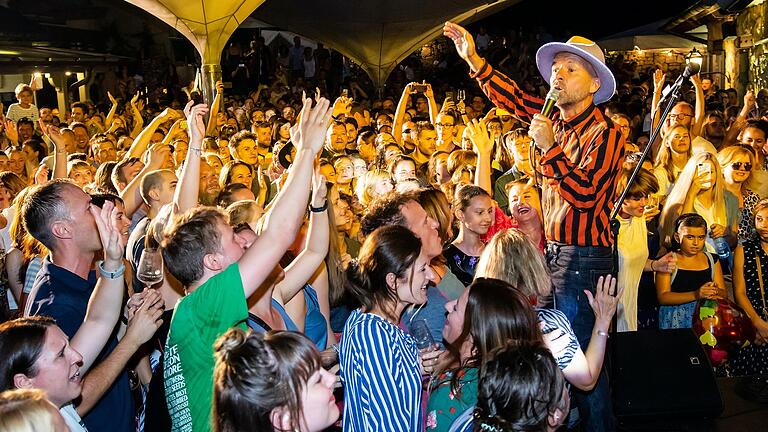 Neben neuen Künstlern wird in diesem Jahr auch wieder die Band Shantel & Bucovina Club Orkestar mit ihrem Hit 'Disko Disko Partizani' beim 'Wein am Stein' erwartet. Neben neuen Künstlern wird in diesem Jahr auch wieder die Band Shantel & Bucovina Club Orkestar mit ihrem Hit 'Disko Disko Partizani' beim 'Wein am Stein' erwartet.