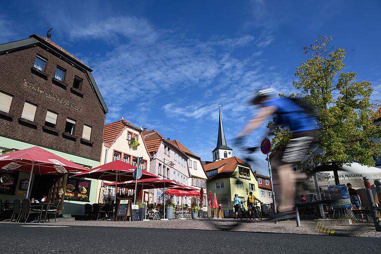 Viel Gastronomie und eine urige Kulisse: Am Marktplatz von Bischofsheim bietet sich eine Pause an. Viel Gastronomie und eine urige Kulisse: Am Marktplatz von Bischofsheim bietet sich eine Pause an.