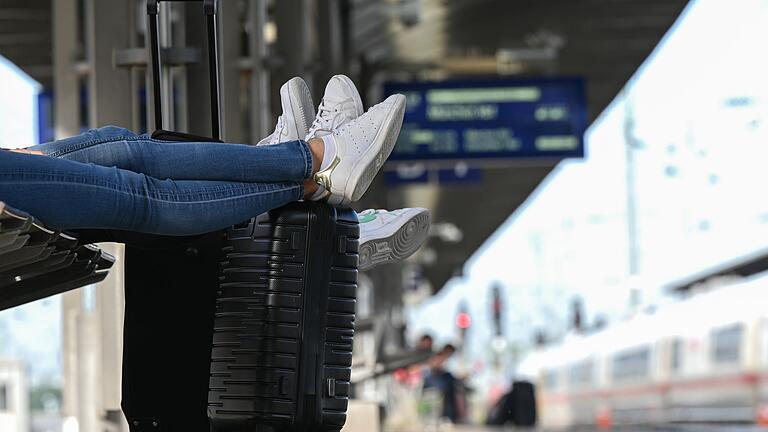 Bahnreisende.jpeg       -  Wer seinen Urlaub am Gardasee verbringt, kann auch mit dem Zug anreisen.