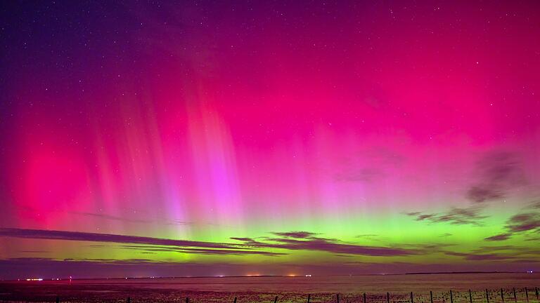 Polarlichter in Niedersachsen.jpeg - Heute am 25.3.24 kann man Polarlichter über Deutschland sehen. Wo und wann man am besten in den Himmel schaut, erfahren Sie hier. Polarlichter in Niedersachsen.jpeg - Heute am 25.3.24 kann man Polarlichter über Deutschland sehen. Wo und wann man am besten in den Himmel schaut, erfahren Sie hier.