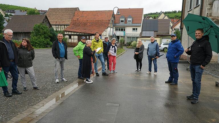 Die Bauarbeiten für den Neubau der Kindertagesstätte in Erlenbach haben begonnen. Der Gemeinderat sah sich das vor seiner jüngsten Sitzung an.