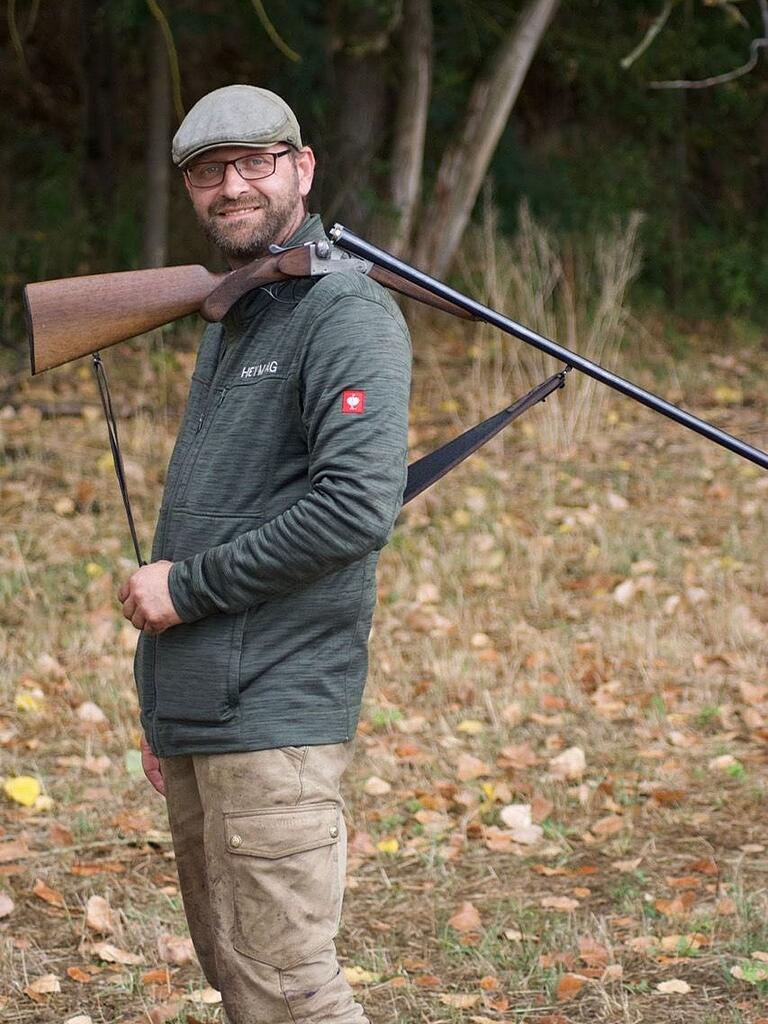 Auch der Höchheimer Jagdpächter Thomas Schmidt ist begeistert von den Solitärbäumen. Durch die Anpflanzung werden Rückzugsräume und Deckungsmöglichkeiten für die Wildtiere geschaffen. Auch der Höchheimer Jagdpächter Thomas Schmidt ist begeistert von den Solitärbäumen. Durch die Anpflanzung werden Rückzugsräume und Deckungsmöglichkeiten für die Wildtiere geschaffen.