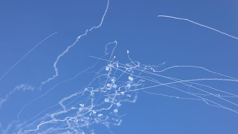 Nahostkonflikt - Rauchspuren beim Einsatz eines israelischen Raketenabwehrsystems (Archivbild) Nahostkonflikt - Rauchspuren beim Einsatz eines israelischen Raketenabwehrsystems (Archivbild)