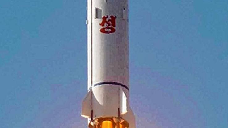 KINA - Eine Rakete sorgt für großen Ärger       -  Eine nordkoreanische Trägerrakete beim Start am Sonntag.