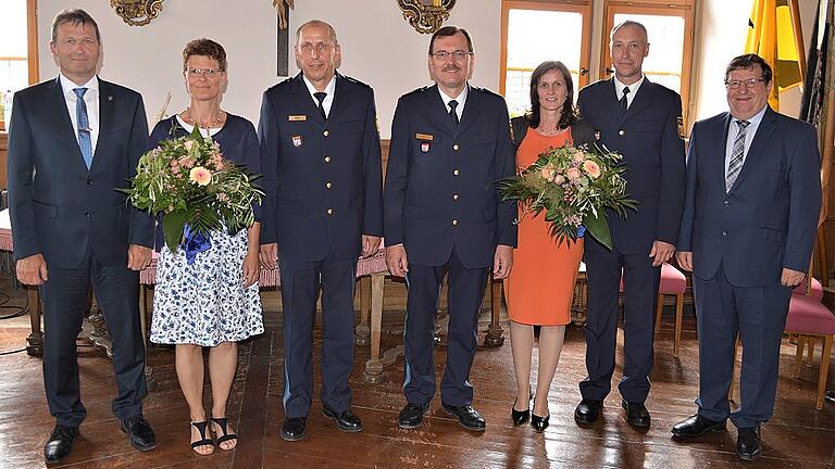 Ein herzliches Willkommen: Polizeipräsident Gerhard Kallert (Mitte), Bürgermeister Thomas Helbling (links) und stellvertretender Landrat Josef Demar (rechts) begrüßten den neuen Polizeistationsleiter Thomas Reubelt (Zweiter von rechts) und seine Ehefrau Tanja im Rathaussaal. Mit im Bild sein Vorgänger Kurt Etzel mit seiner Ehefrau Karin, der nach fast sieben Jahren Leitungsfunktion verabschiedet wurde. Ein herzliches Willkommen: Polizeipräsident Gerhard Kallert (Mitte), Bürgermeister Thomas Helbling (links) und stellvertretender Landrat Josef Demar (rechts) begrüßten den neuen Polizeistationsleiter Thomas Reubelt (Zweiter von rechts) und seine Ehefrau Tanja im Rathaussaal. Mit im Bild sein Vorgänger Kurt Etzel mit seiner Ehefrau Karin, der nach fast sieben Jahren Leitungsfunktion verabschiedet wurde.