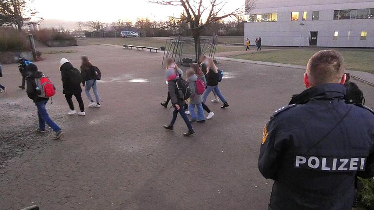 Nach&nbsp; der Androhung von Gewalttaten: Die Polizei sichert am Montagmorgen das Schulzentrum Haßfurt. Auch das Außengelände haben die Haßfurter Beamten im Blick.