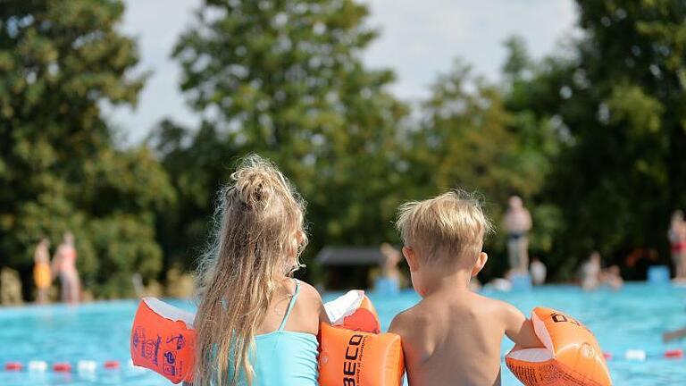 dpa       -  Wenn Eltern ihre Kinder im Schwimmbad auch nur kurz unbeaufsichtigt lassen, kann das schwerwiegende Folgen haben.