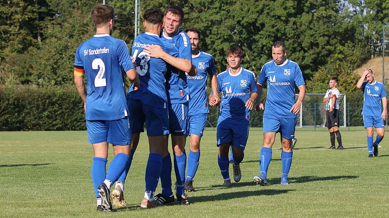 Für den SV Sonderhofen war das 3:3 gegen den FC Hopferstadt ein Grund zum Jubeln.