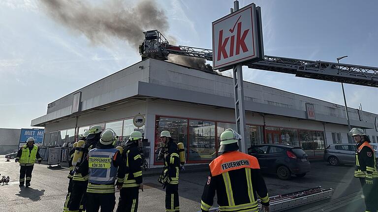 Wohl durch einen technischen Defekt an der PV-Anlage ist auf dem Flachdach des Kik-Marktes in Bad Königshofen ein Feuer ausgebrochen. Die Feuerwehr konnte Schlimmeres verhindern.