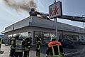 Wohl durch einen technischen Defekt an der PV-Anlage ist auf dem Flachdach des Kik-Marktes in Bad Königshofen ein Feuer ausgebrochen. Die Feuerwehr konnte Schlimmeres verhindern.