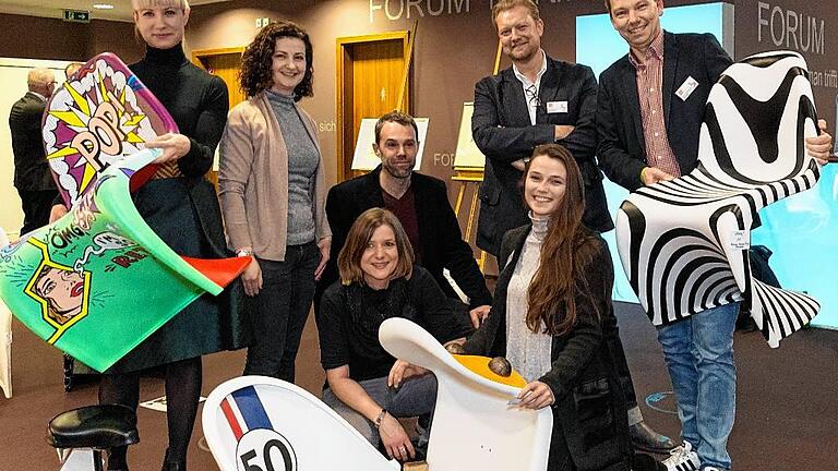 Ob Pop-Art, Zebra oder VW-Herbie mit der Nummer 50, der Design-Klassiker &bdquo;Panton Chair&ldquo; wurde zum Kunstobjekt: (von links) Miriam Wolf (Vitra), N. Thom und Roland Breunig (archicult), Daniel Rüttiger und Jochen Bähr vom Büroforum; (vorn) Julia Roth und Magdalena Winkler (archicult) mit dem siegreichen Modell &bdquo;Quak&ldquo;.