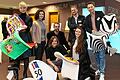Ob Pop-Art, Zebra oder VW-Herbie mit der Nummer 50, der Design-Klassiker &bdquo;Panton Chair&ldquo; wurde zum Kunstobjekt: (von links) Miriam Wolf (Vitra), N. Thom und Roland Breunig (archicult), Daniel Rüttiger und Jochen Bähr vom Büroforum; (vorn) Julia Roth und Magdalena Winkler (archicult) mit dem siegreichen Modell &bdquo;Quak&ldquo;.