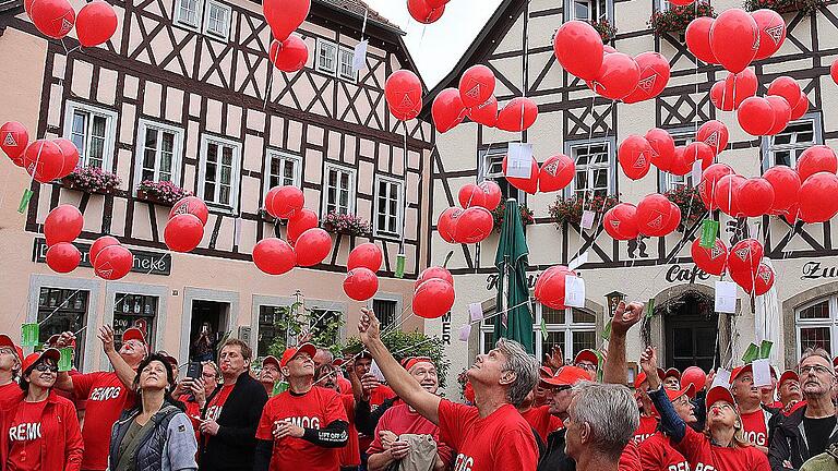 Feuerrote Luftballons ließen die Mitarbeiter der Firma REMOG am vergangenen Freitag bei der Kundgebung steigen.