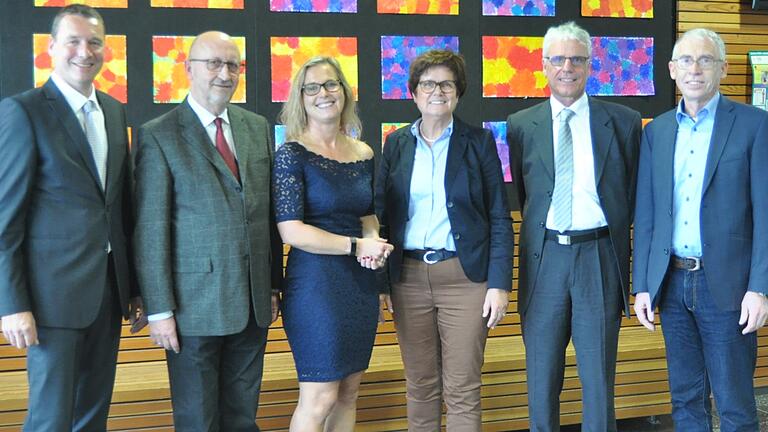 Die Balthasar-Neumann-Grundschule hat die Amtseinführung ihrer neuen Schulleiterstellvertreterin Katrin Ditzel gefeiert. Im Bild (von links) Rektor Carsten Stranz, Schulamtsdirektor Roland Hoch, Katrin Ditzel, Bürgermeisterin Edeltaud Baumgartl, Personalratsvorsitzender Walter Schäffer und der Bürgermeister von Wasserlosen, Anton Gößmann. Die Balthasar-Neumann-Grundschule hat die Amtseinführung ihrer neuen Schulleiterstellvertreterin Katrin Ditzel gefeiert. Im Bild (von links) Rektor Carsten Stranz, Schulamtsdirektor Roland Hoch, Katrin Ditzel, Bürgermeisterin Edeltaud Baumgartl, Personalratsvorsitzender Walter Schäffer und der Bürgermeister von Wasserlosen, Anton Gößmann.