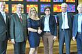 Die Balthasar-Neumann-Grundschule hat die Amtseinführung ihrer neuen Schulleiterstellvertreterin Katrin Ditzel gefeiert. Im Bild (von links) Rektor Carsten Stranz, Schulamtsdirektor Roland Hoch, Katrin Ditzel, Bürgermeisterin Edeltaud Baumgartl, Personalratsvorsitzender Walter Schäffer und der Bürgermeister von Wasserlosen, Anton Gößmann.