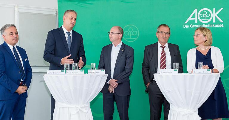 Die AOK Bayern kritisiert Spahns 'Faire-Kassenwahl-Gesetz' bei einer Pressekonferenz in Schweinfurt scharf. Im Bild (von links): Sprecher Lothar Zachmann, Frank Dünisch (Direktor AOK Schweinfurt), Frank Firsching (Verwaltungsrat), Gerd Sachs (Verwaltungsrat) und Irmgard Stippler (Vorstandsvorsitzende AOK Bayern). Die AOK Bayern kritisiert Spahns 'Faire-Kassenwahl-Gesetz' bei einer Pressekonferenz in Schweinfurt scharf. Im Bild (von links): Sprecher Lothar Zachmann, Frank Dünisch (Direktor AOK Schweinfurt), Frank Firsching (Verwaltungsrat), Gerd Sachs (Verwaltungsrat) und Irmgard Stippler (Vorstandsvorsitzende AOK Bayern).